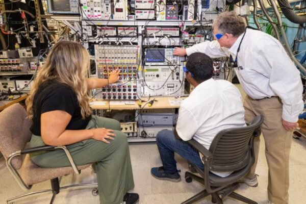 Scientists Finally 'See' a Proton Move Through Water, and It Only Took 200 Years